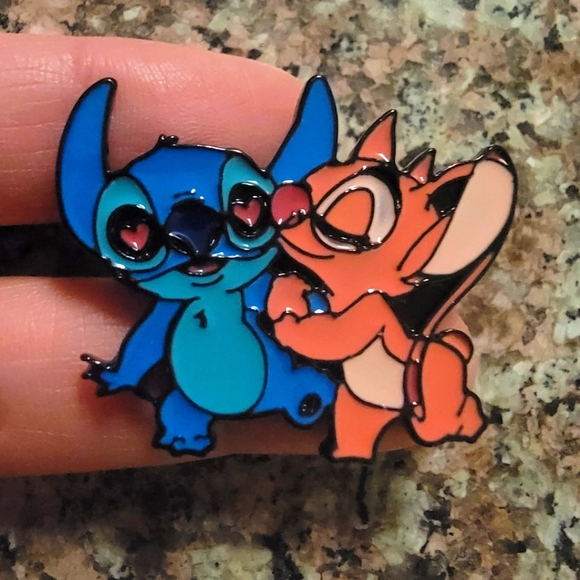 Lilo & Stitch - Angel In Love Enamel Pin - Picture 1 of 4